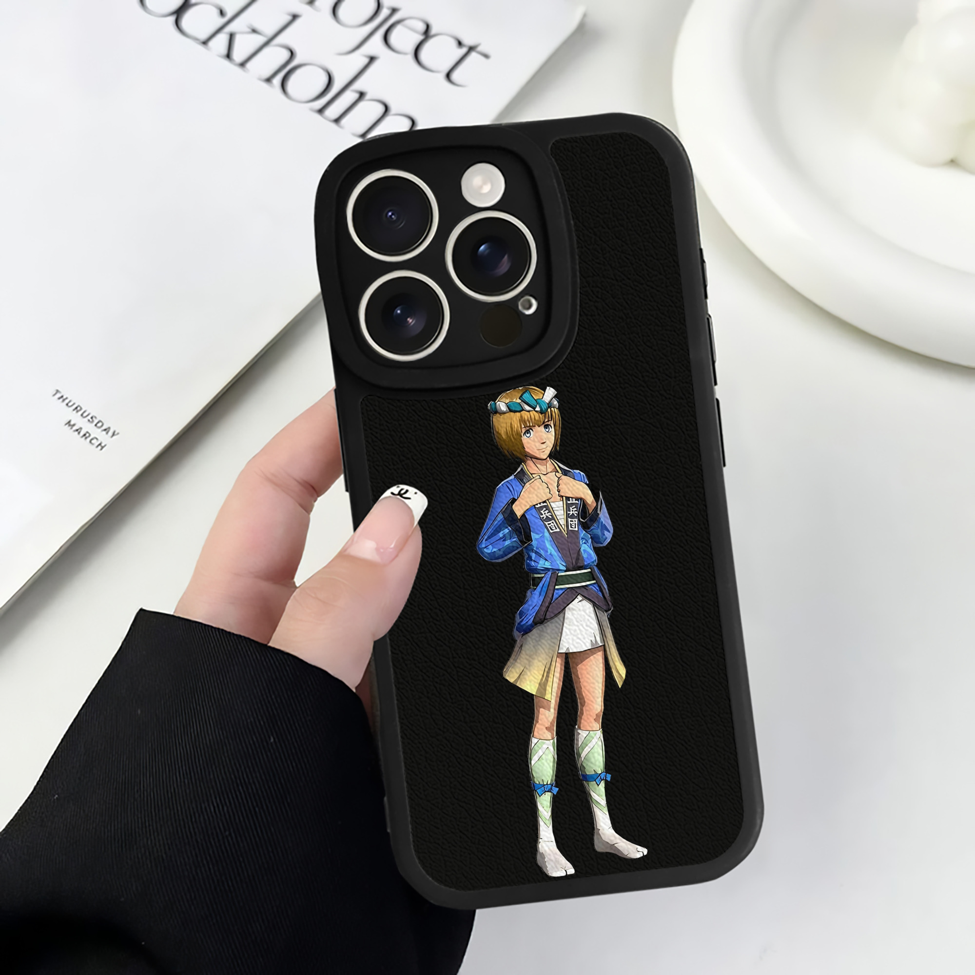 （画像用） 進撃の巨人 アルミン·アルレルト Attack on Titan Armin Arlert 【iPhone 16シリーズ対応】シリコンスマホケース（レザー調） 材質：シリコン